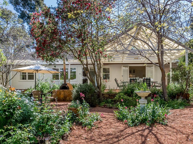 9 Ronneby Road, Lesmurdie WA 6076