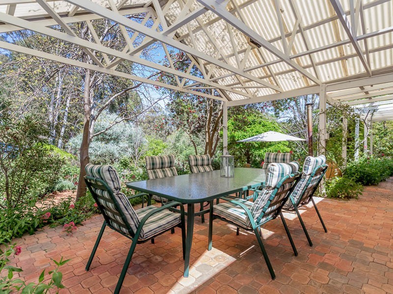 9 Ronneby Road, Lesmurdie WA 6076