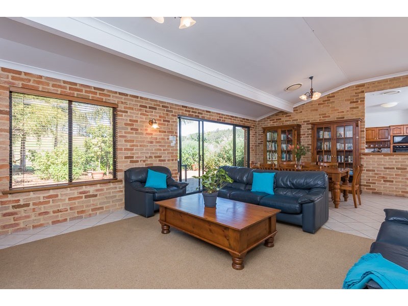 20 Loaring Road, Bickley WA 6076