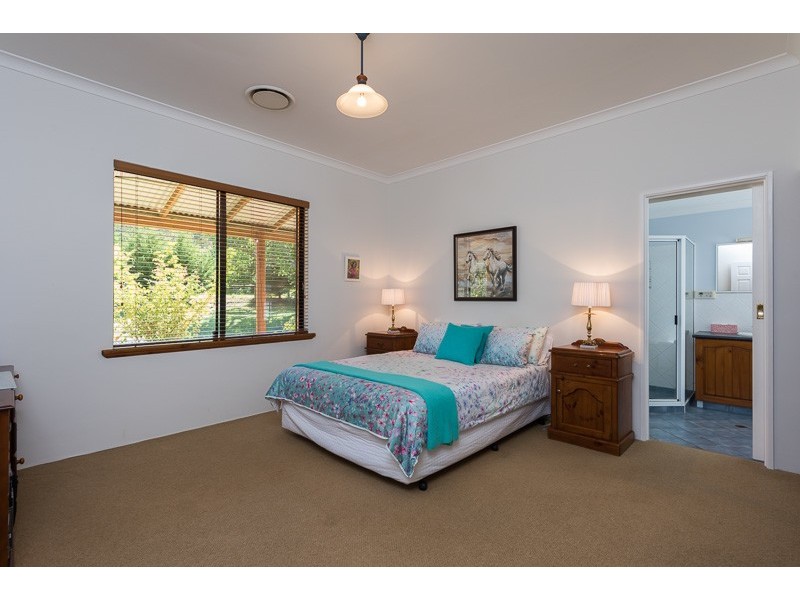 20 Loaring Road, Bickley WA 6076