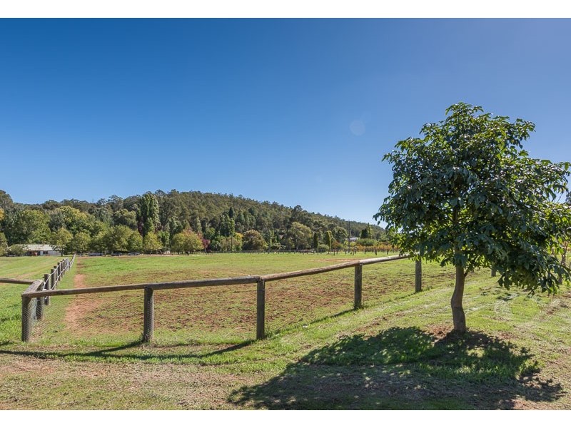 20 Loaring Road, Bickley WA 6076
