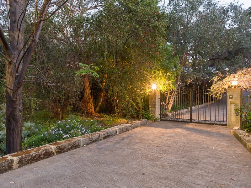 8 Taylor Road, Kalamunda WA 6076