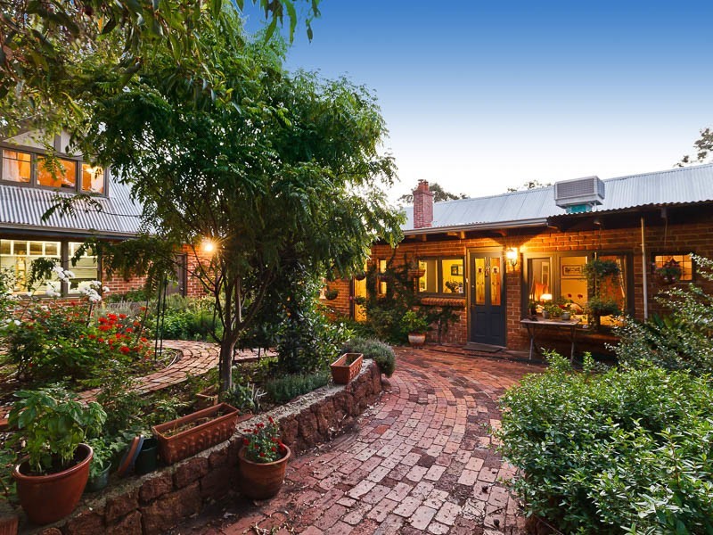 6 Patricia Road, Kalamunda WA 6076