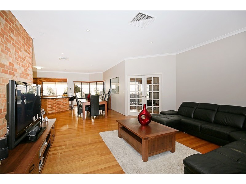 7 Discovery Cove, Halls Head WA 6210