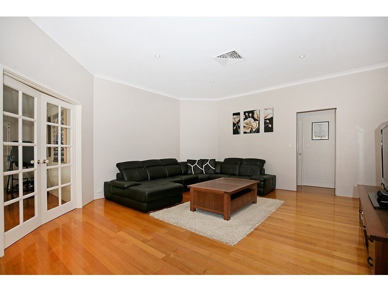 7 Discovery Cove, Halls Head WA 6210