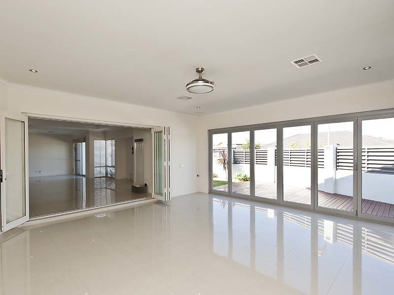 15 Buttercup Parkway, Halls Head WA 6210