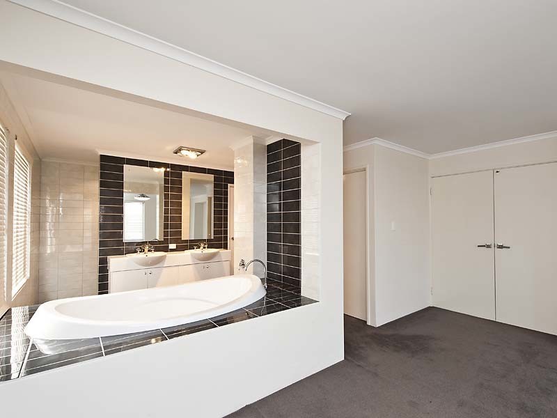 15 Buttercup Parkway, Halls Head WA 6210