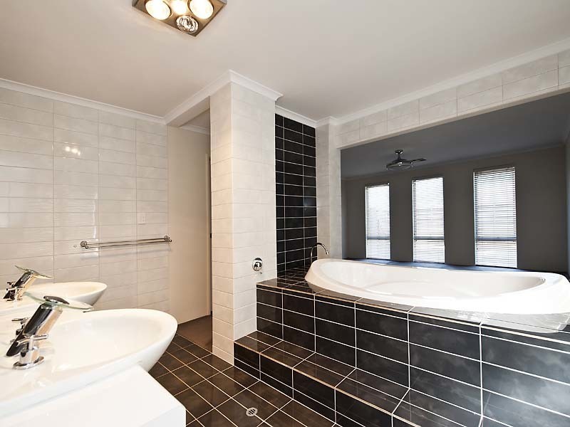 15 Buttercup Parkway, Halls Head WA 6210