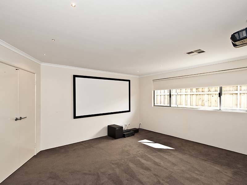 15 Buttercup Parkway, Halls Head WA 6210