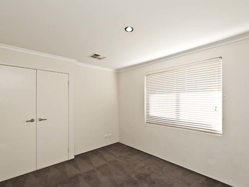 15 Buttercup Parkway, Halls Head WA 6210