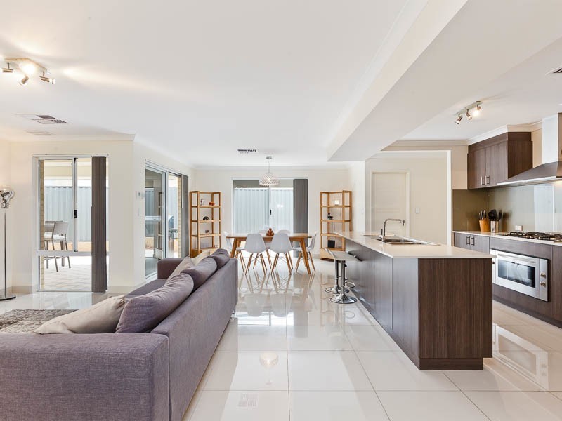 4 Seine Mews, Champion Lakes WA 6111