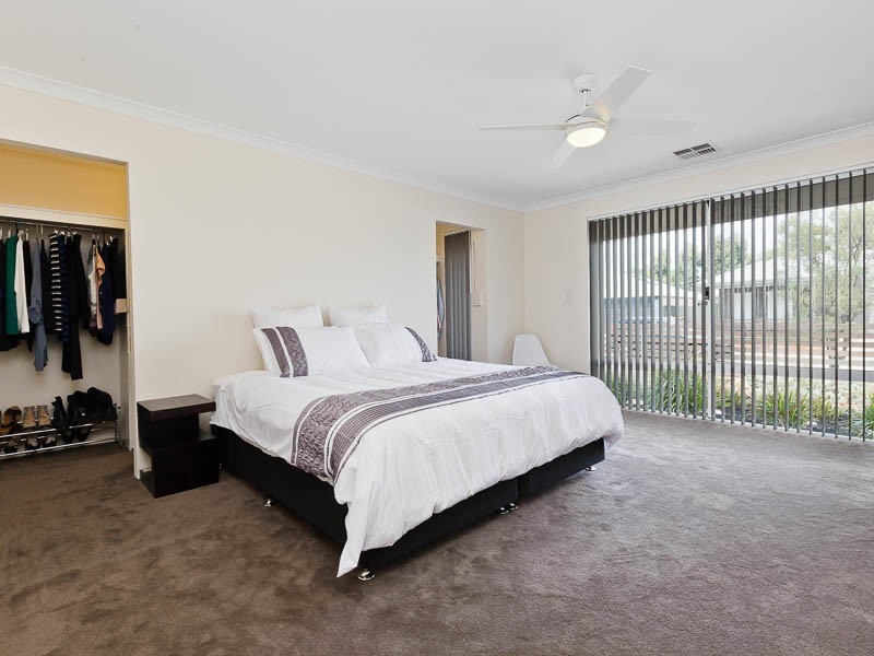 4 Seine Mews, Champion Lakes WA 6111