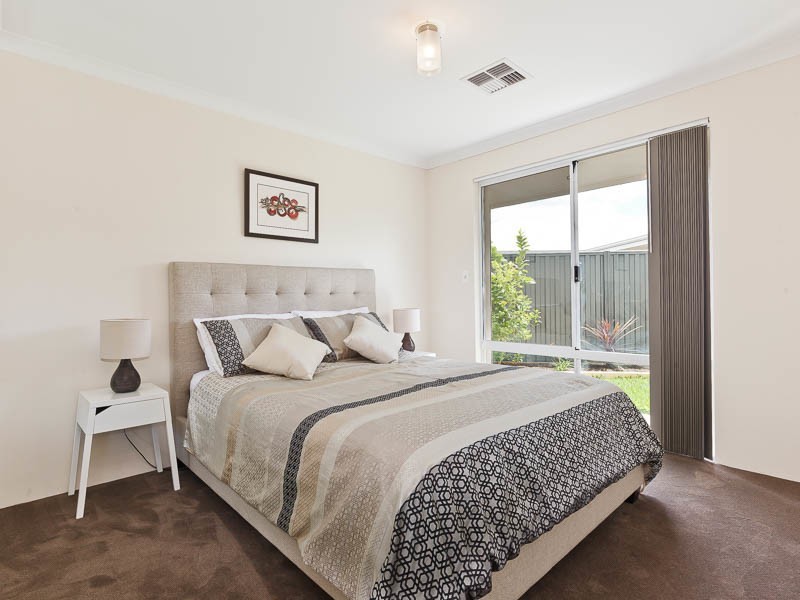 4 Seine Mews, Champion Lakes WA 6111