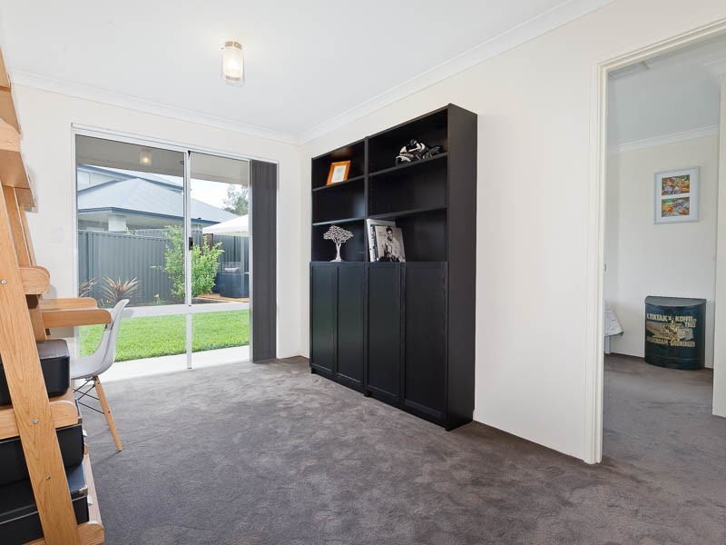 4 Seine Mews, Champion Lakes WA 6111