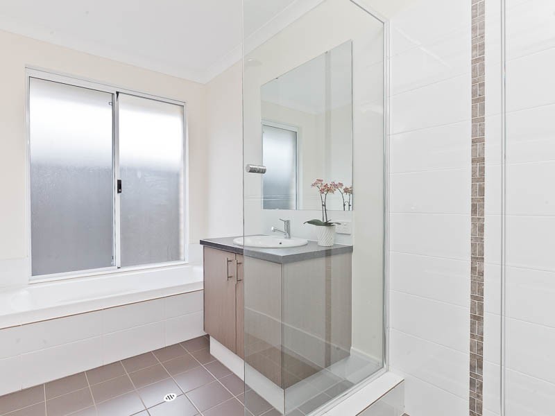 4 Seine Mews, Champion Lakes WA 6111