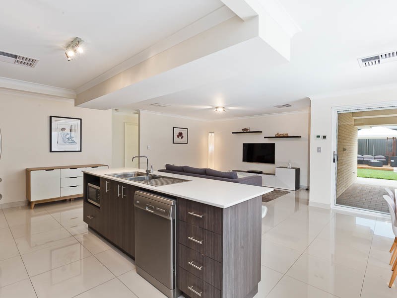 4 Seine Mews, Champion Lakes WA 6111