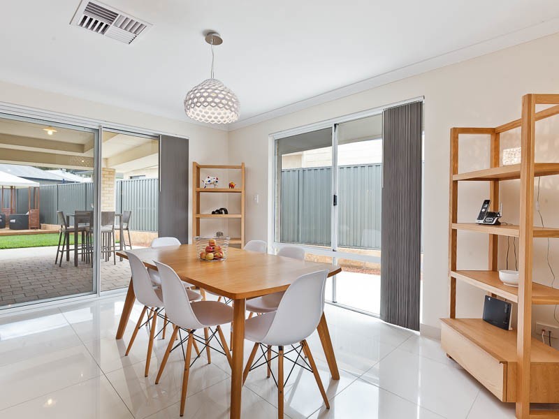 4 Seine Mews, Champion Lakes WA 6111