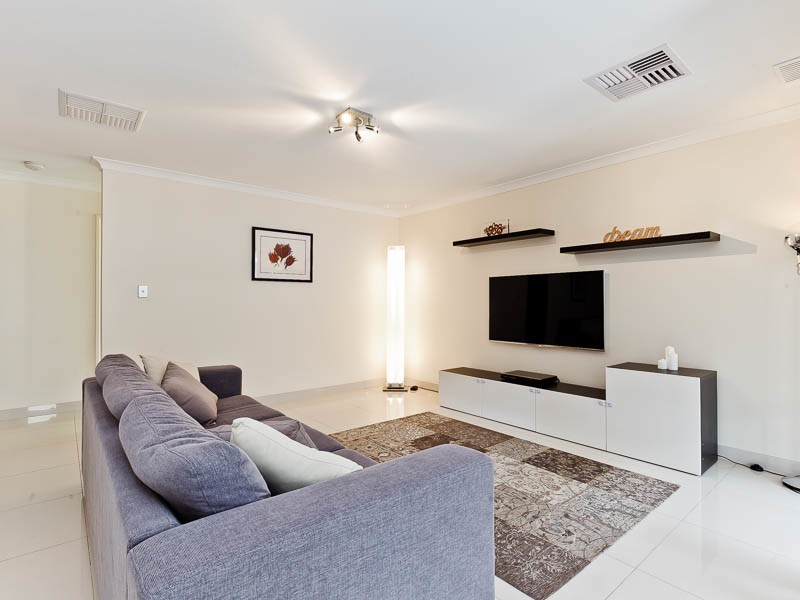 4 Seine Mews, Champion Lakes WA 6111