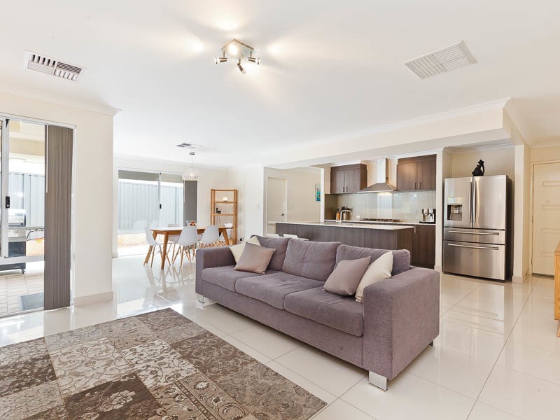 4 Seine Mews, Champion Lakes WA 6111