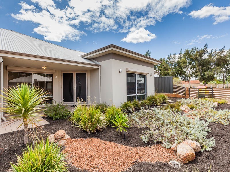 4 Seine Mews, Champion Lakes WA 6111
