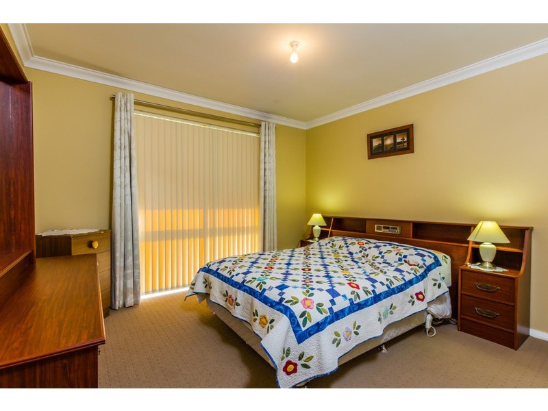 4/1 Chesterton Drive, Thornlie WA 6108