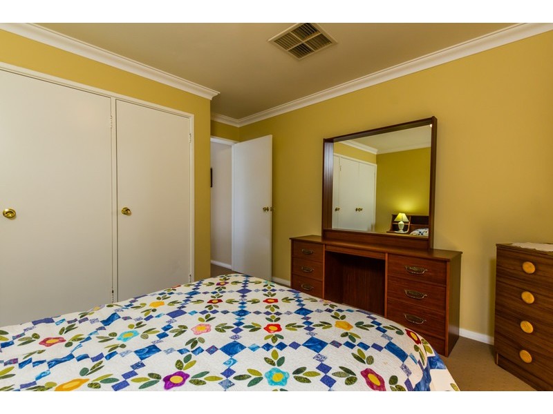 4/1 Chesterton Drive, Thornlie WA 6108