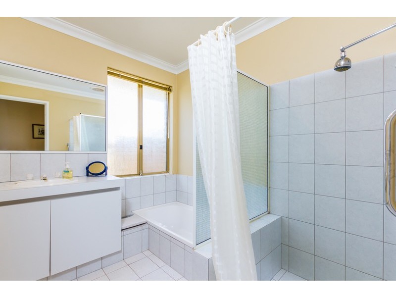 4/1 Chesterton Drive, Thornlie WA 6108