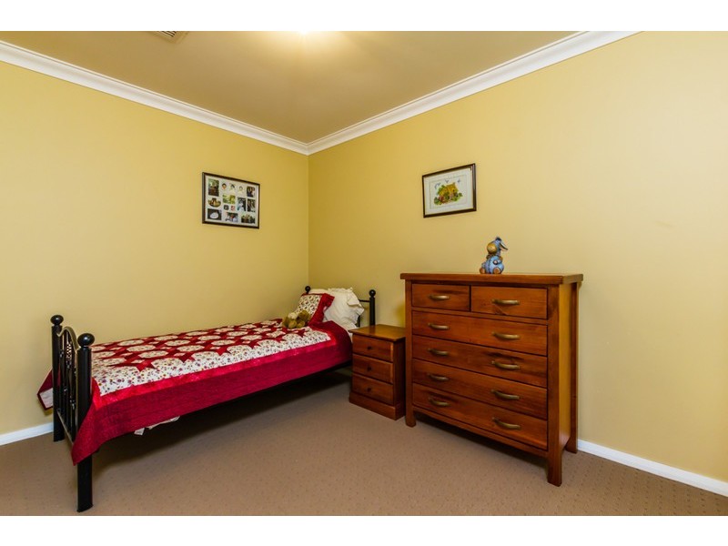 4/1 Chesterton Drive, Thornlie WA 6108