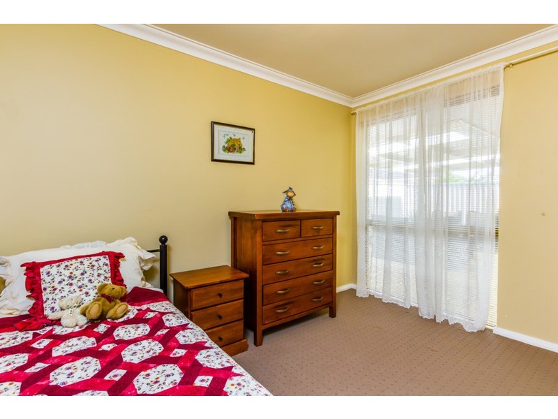 4/1 Chesterton Drive, Thornlie WA 6108