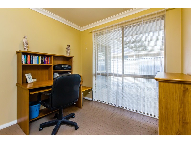 4/1 Chesterton Drive, Thornlie WA 6108