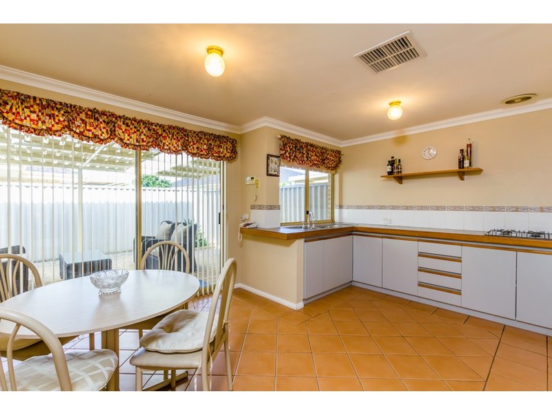 4/1 Chesterton Drive, Thornlie WA 6108