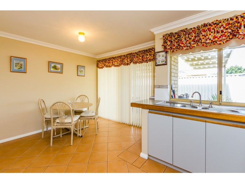 4/1 Chesterton Drive, Thornlie WA 6108