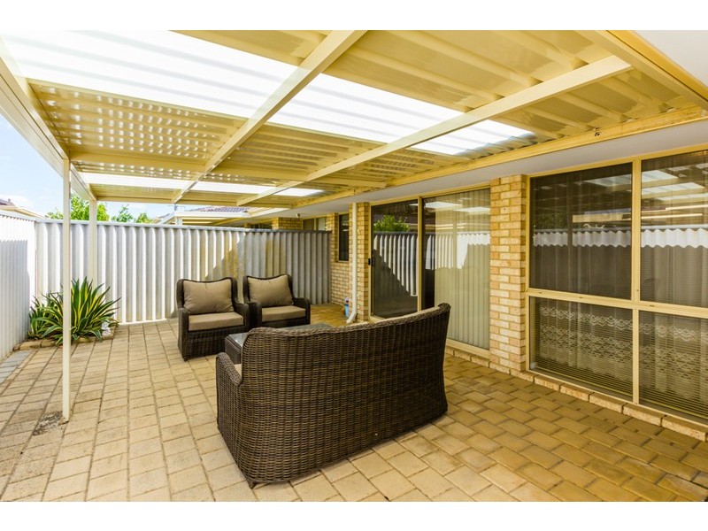4/1 Chesterton Drive, Thornlie WA 6108