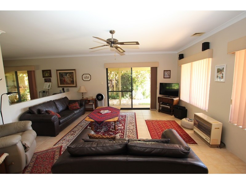 54 Paradise Circuit, Halls Head WA 6210