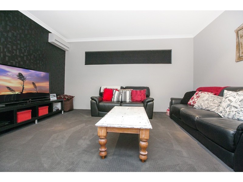 24 Johnsonia Bend, Hammond Park WA 6164