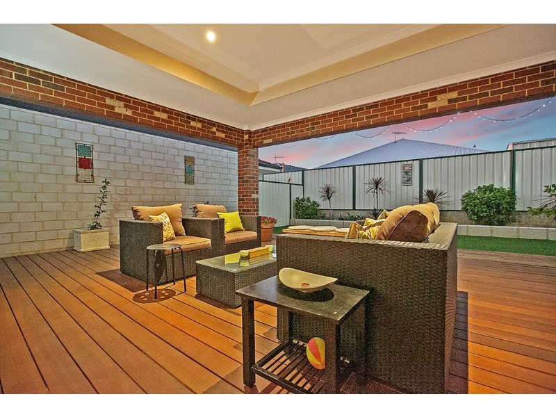 24 Johnsonia Bend, Hammond Park WA 6164