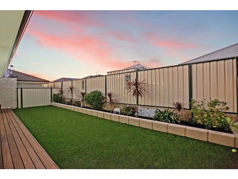 24 Johnsonia Bend, Hammond Park WA 6164