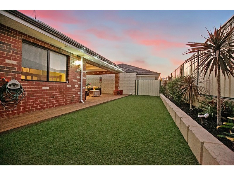 24 Johnsonia Bend, Hammond Park WA 6164