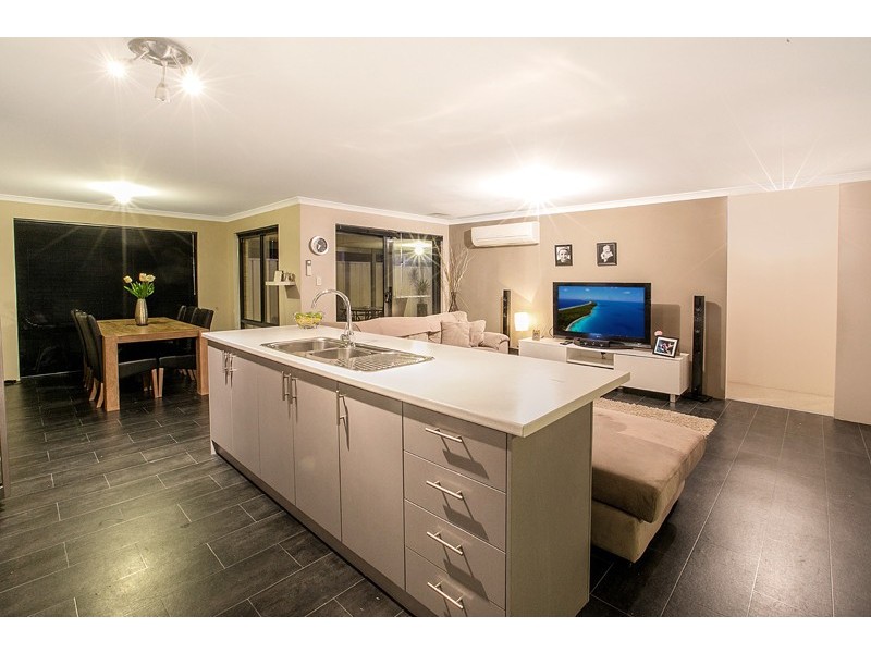 13 Dorsal Bend, Hammond Park WA 6164