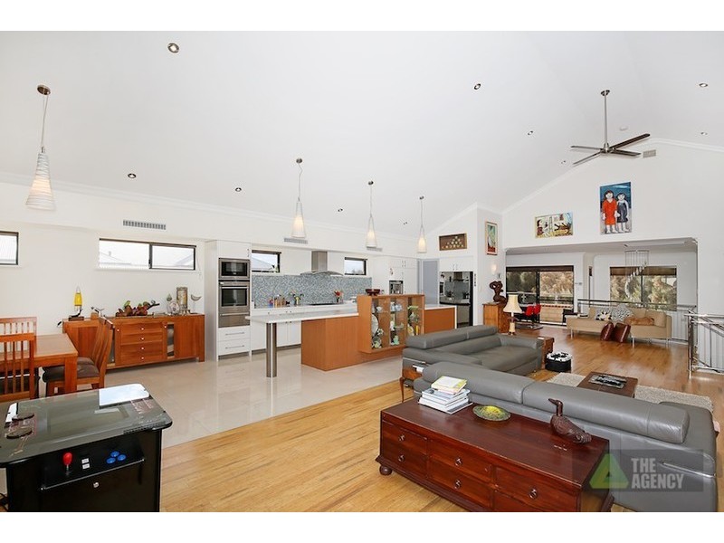 43 Leisure Way, Halls Head WA 6210