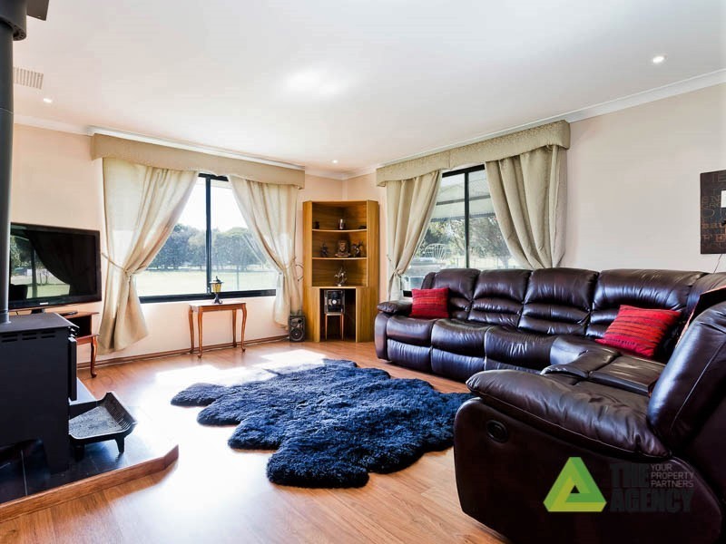 16 Patens Drive, Lower Chittering WA 6084