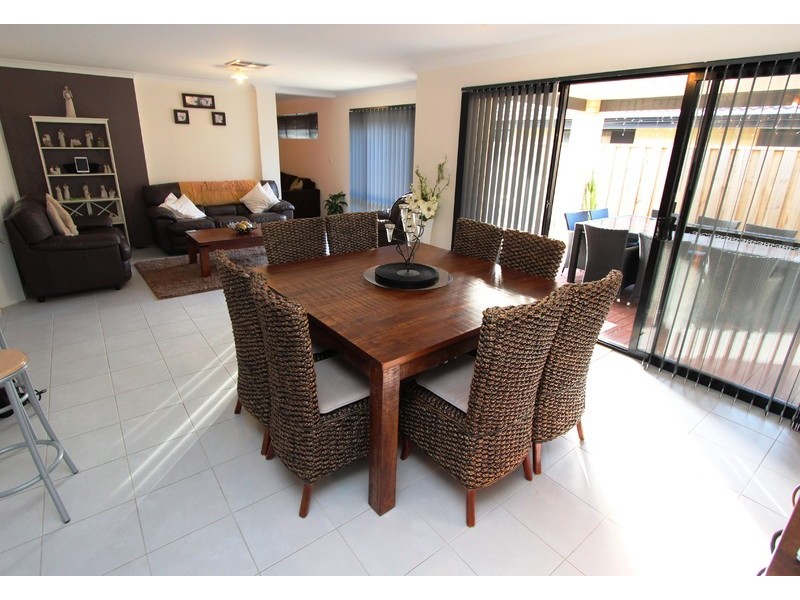 386 Peelwood Parade, Halls Head WA 6210