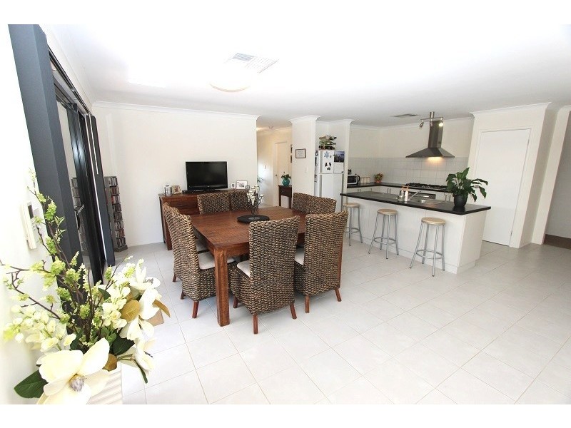 386 Peelwood Parade, Halls Head WA 6210