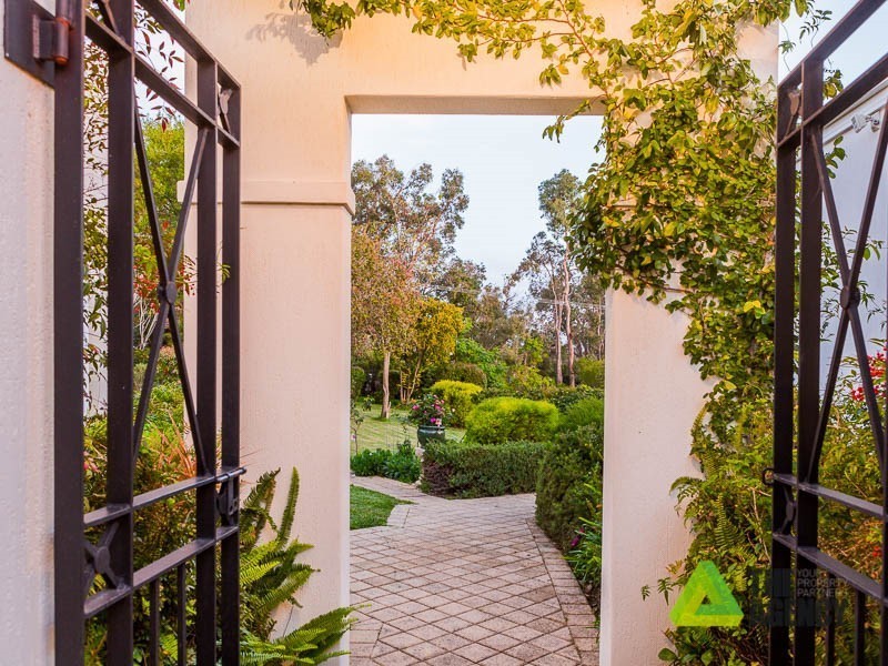 100 Heath Road, Kalamunda WA 6076