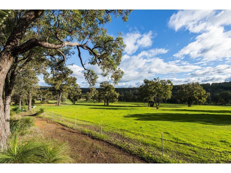 572 Dinsdale Road, Wooroloo WA 6558