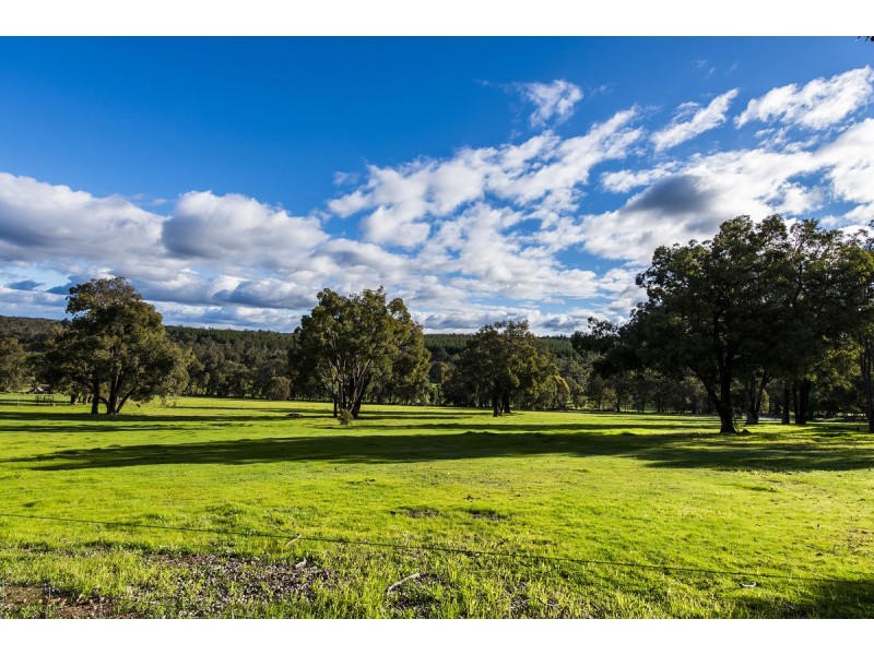 572 Dinsdale Road, Wooroloo WA 6558