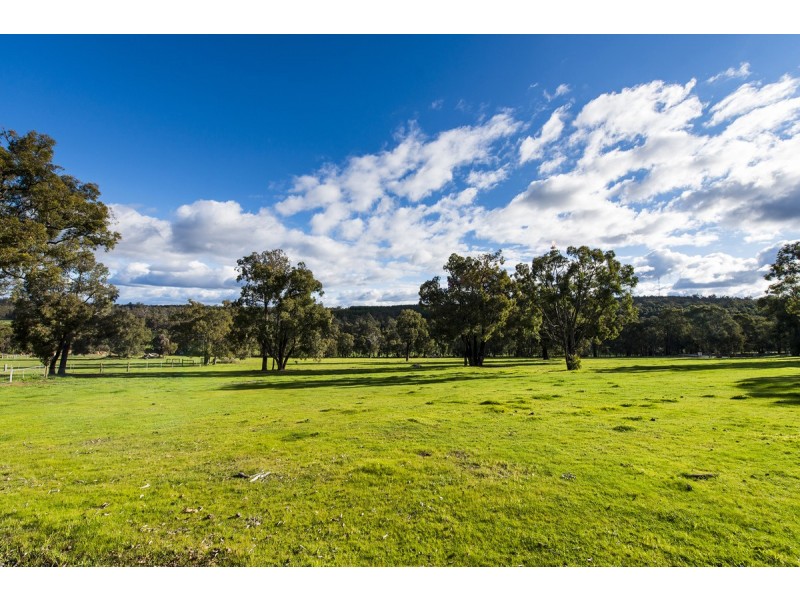 572 Dinsdale Road, Wooroloo WA 6558