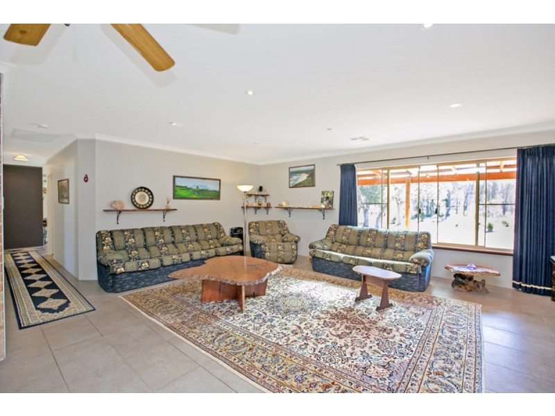 47 Wolfe Road, Oakford WA 6121