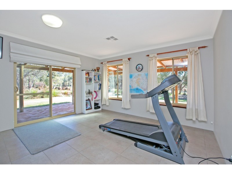 47 Wolfe Road, Oakford WA 6121