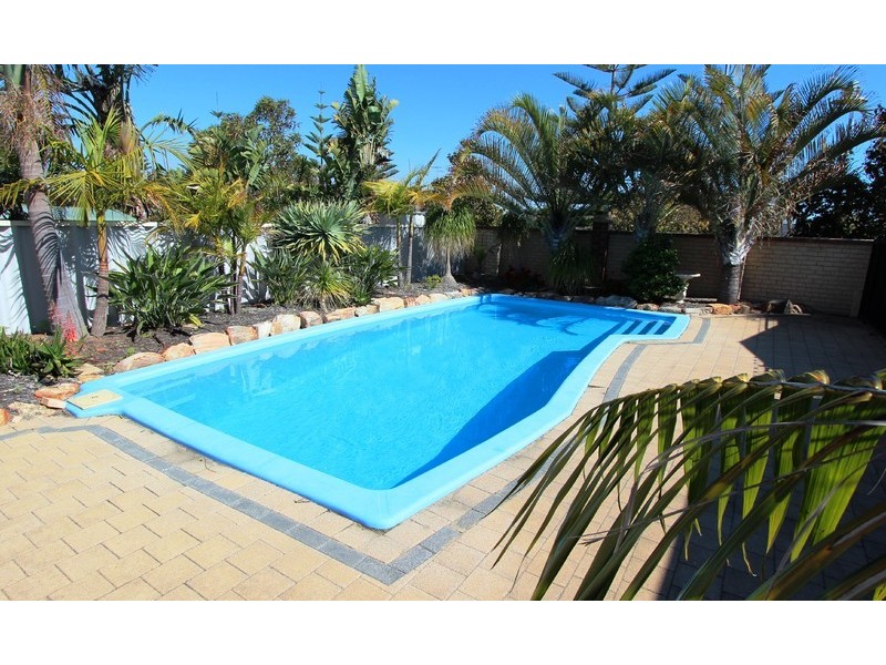 74 Floribunda Avenue, Halls Head WA 6210